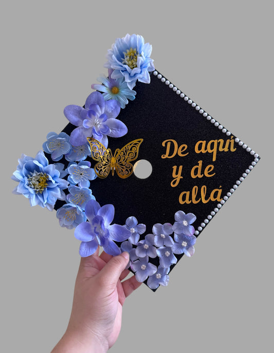 Class of 2026 Graduation De aquí y de allá cap topper