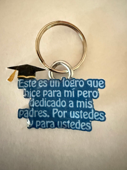 Este es un logro que hice para mi pero dedicado a mis padres. Por ustedes y para ustedes Graduation keychain