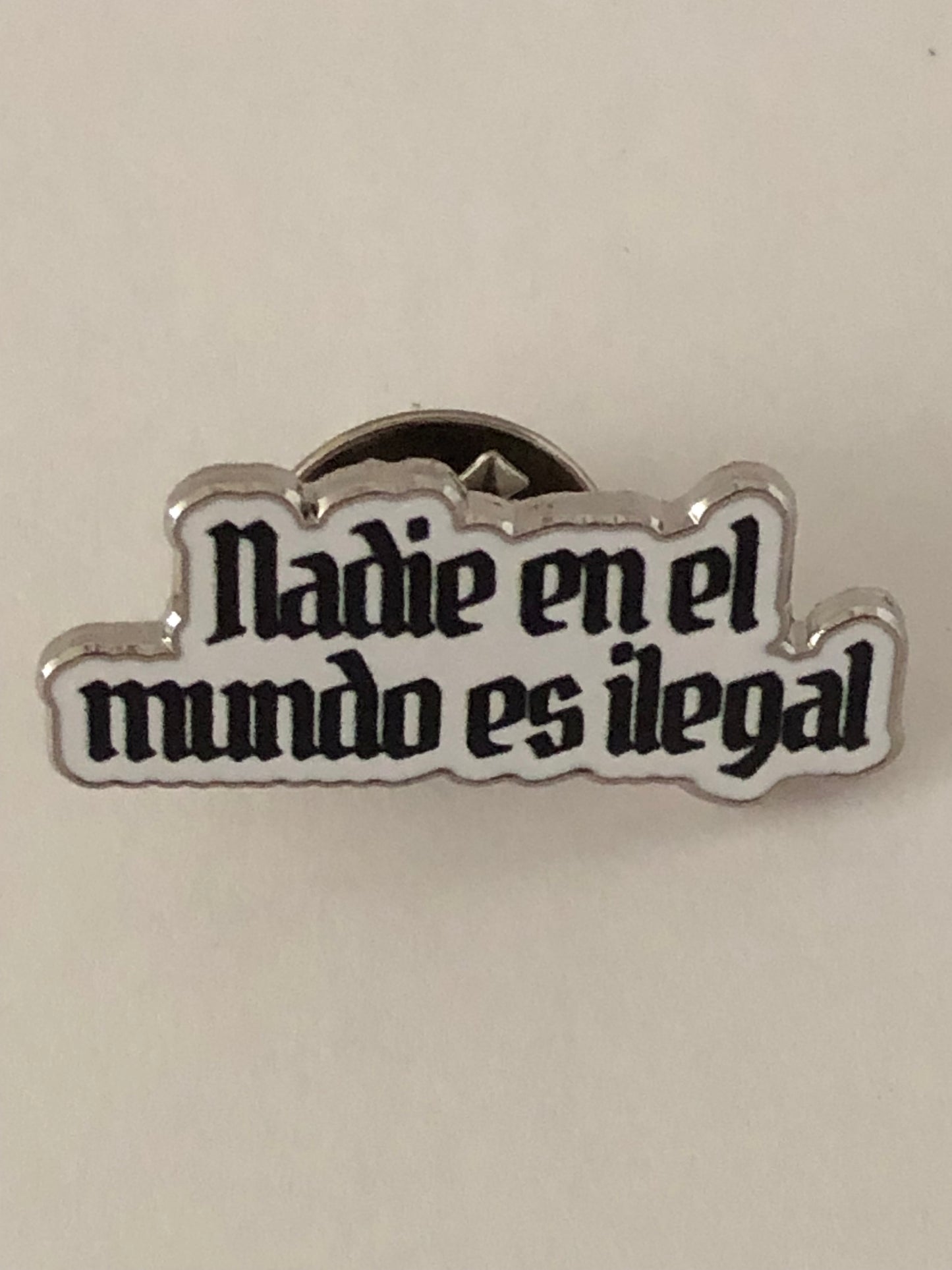 Nadie en el mundo es ilegal pin