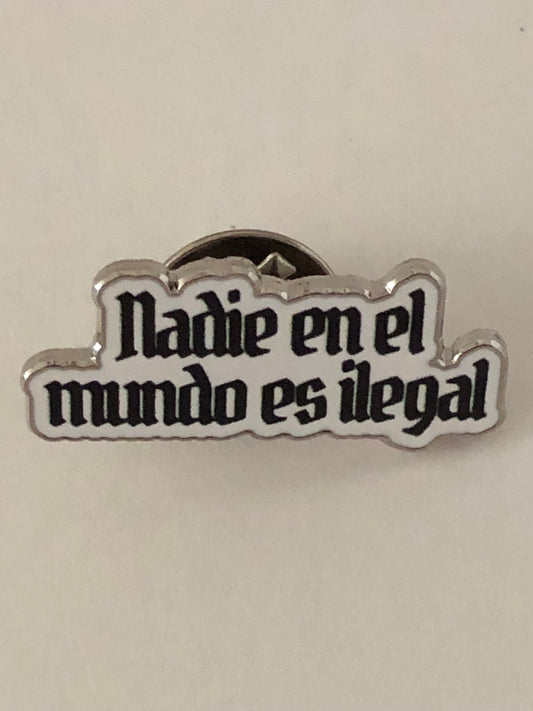 Nadie en el mundo es ilegal pin
