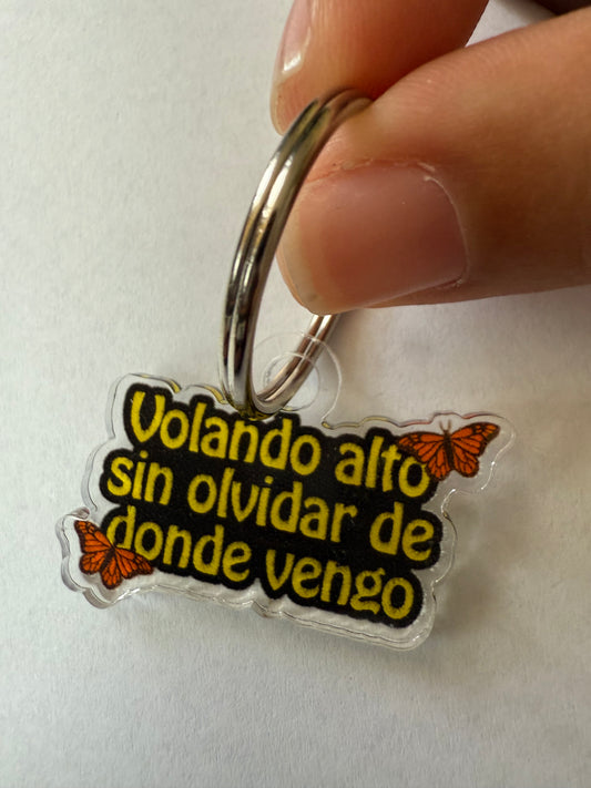 Volando alto sin olvidar donde vengo keychain