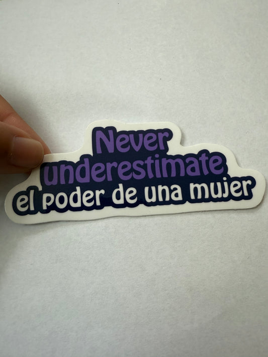 Never underestimate el poder de una mujer sticker