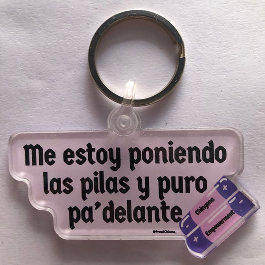 Me estoy poniendo las pilas y puro pa’delante - Chingona Empowerment keychain