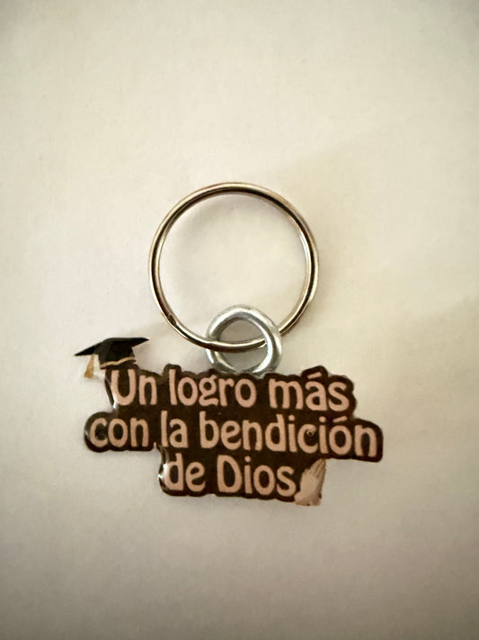Un logro más con la bendición de Dios keychain