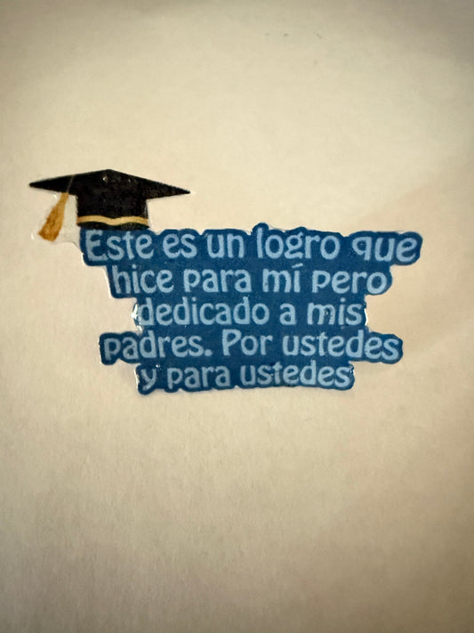 Este es un logro que hice para mi pero dedicado a mis padres. Por ustedes y para ustedes Graduation pin