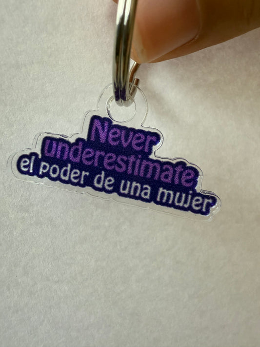 Never underestimate el poder de una mujer keychain