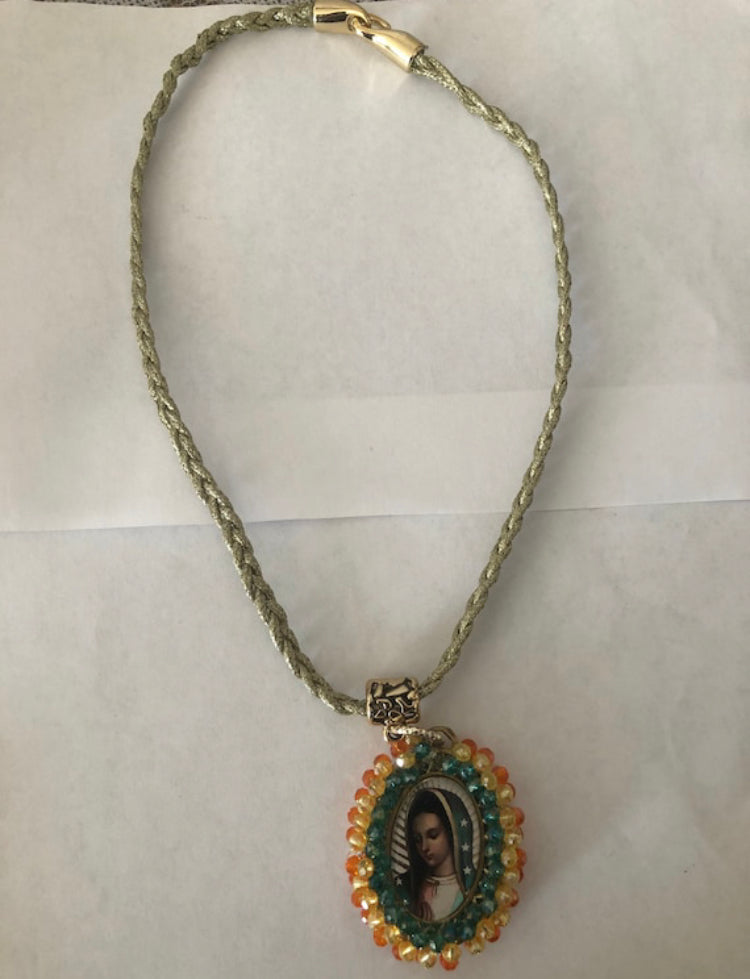 Catholic necklaces | Medallones de santos